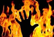 मंदिर में दो साधुओं की हत्या से सनसनी, तख्त से बांधकर आग लगाने का आरोप