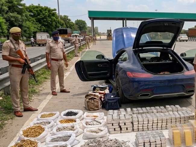 ayodhya-gst-raid-treasure-worth-crores-found-in-a-car