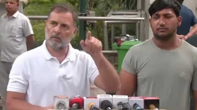 rahul-gandhi-presents-pellet-gun-victim-before-the-media Rahul gandhi presents pellet gun victim before the media