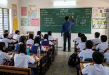 सरकारी स्कूलों पर बड़ा सवाल, 84 हजार स्कूल कम हुए तो 1.5 करोड़ छात्र भी घटे Teacher student school