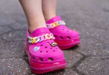 बच्चों के पैरों में क्रॉक्स: सुविधा या परेशानी? Crocs for Kids