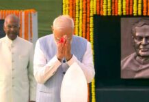 अटल बिहारी वाजपेयी की पुण्यतिथि पर पीएम मोदी समेत वरिष्ठ नेताओं ने दी श्रद्धांजलि PM Modi pays floral tribute to Atal Bihari Vajpayee