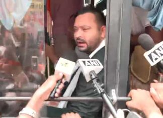 बेरोजगारी-पेपर लीक के खिलाफ तेजस्वी का प्रदर्शन, पुलिस ने रोका मार्च Tejashwi Yadav detained during protest march