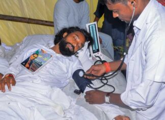 ‘जान को भी खतरा’… अस्पताल में भर्ती होने की सलाह, फिर भी भूख हड़ताल पर डटे देवेंद्र नाथ महतो Jpsc protest devendra nath mahto