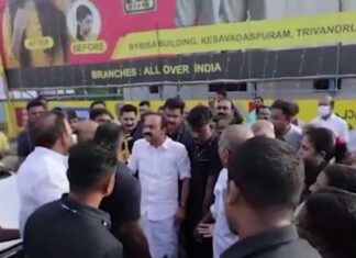 कांग्रेस की अंदरूनी लड़ाई फिर बेनकाब, मुख्यमंत्री सतीशन का काफिला रोका Kerala cm vd satheesan convoy stopped by congress leaders heated argument on road