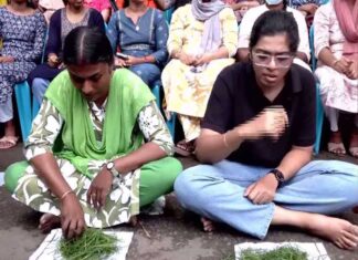 नियुक्ति पत्र का इंतजार, केरल में शिक्षक अभ्यर्थियों ने खाई घास Kerala lower primary school teacher rank holders stage symbolic grass