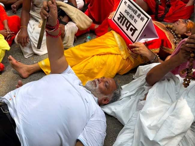 pappu-yadav-attends-protest-of-sadhu-sants-cbi-investigation-demand-in-chadhava-chori- Pappu yadav attends protest of sadhu sants cbi investigation demand in chadhava chori