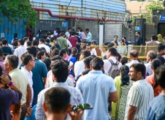 NEET PG 2026: जयपुर में तकनीकी गड़बड़ी, 2445 छात्रों की परीक्षा फिर 5 सितंबर को Student protest in jaipur