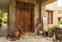 घर के मुख्य द्वार पर इन चीजों से करें परहेज, वास्तु में है खास चेतावनी Avoid These Things Near Your Main Door