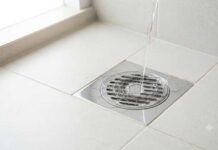 वास्तु शास्त्र : बाथरूम की नाली में जमा बाल क्यों माने जाते हैं अशुभ? Hair Accumulated in the Bathroom Drain