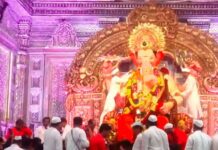 देशभर में गणपति उत्सव की धूम, मंदिरों और पंडालों में उमड़ा श्रद्धालुओं का सैलाब Lalbaugcha Raja