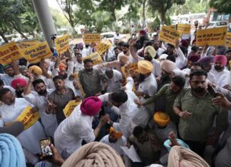 पंजाब में ईडी की कार्रवाई के विरोध में आप कार्यकर्ताओं का हंगामा, पुलिस से झड़प Aap protest in punjab