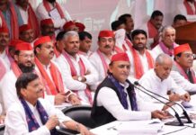 सपा के लाल में अब नीला रंग, अखिलेश ने साधा दलित वोटों का निशाना Akhilesh yada