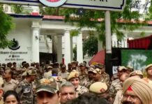 जंतर-मंतर मारपीट विवाद: संसद मार्ग थाने के बाहर सीजेपी कार्यकर्ताओं का प्रदर्शन Cjp protest in delhi