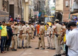सत्य निकेतन बिल्डिंग हादसे में बड़ा एक्शन, मालिक हरिराम की तलाश तेज Satya niketan building collapse delhi poilce issued lookout notice
