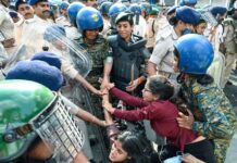 एसपी के हेलमेट पर लगा पत्थर, वाटर कैनन के बाद लाठीचार्ज; कई हिरासत में Student police conflict in bihar