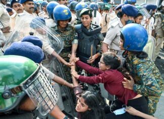 एसपी के हेलमेट पर लगा पत्थर, वाटर कैनन के बाद लाठीचार्ज; कई हिरासत में Student police conflict in bihar