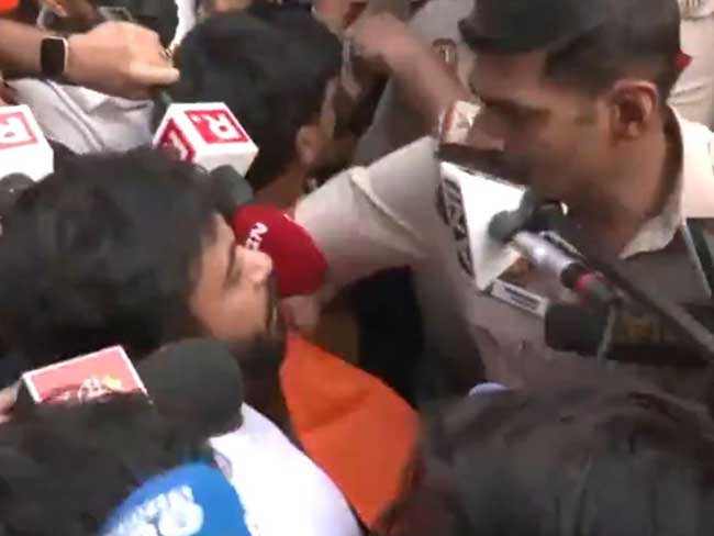 Abhijeet-Dipke-detain-by-delhi-police Abhijeet Dipke detain by delhi police