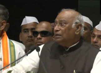 पटना में खरगे का तीखा हमला, पीएम मोदी पर विवादित टिप्पणी से मचा हंगामा Kharge