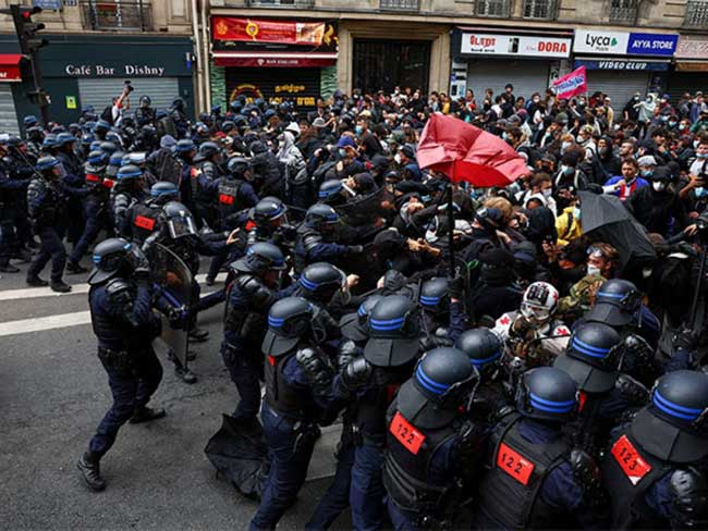 Protesters-clash-with-police-in-Paris Protesters clash with police in Paris