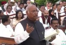 ‘वोट चोरी’ के आरोपों पर विपक्ष का शक्ति प्रदर्शन, मुख्य चुनाव आयुक्त के खिलाफ ‘जन महाभियोग’ India bloc mock parliament at mallikarjun kharge