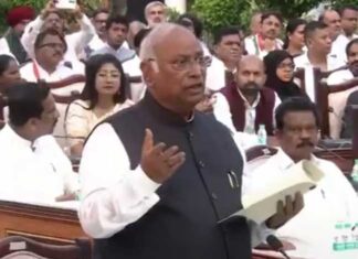 ‘वोट चोरी’ के आरोपों पर विपक्ष का शक्ति प्रदर्शन, मुख्य चुनाव आयुक्त के खिलाफ ‘जन महाभियोग’ India bloc mock parliament at mallikarjun kharge