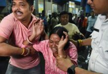 जहां गूंज रहे थे दुर्गा मां के जयकारे, वहां मची चीख-पुकार; भगदड़ में गई लोगों की जान Kolkata durga puja pandal stampede narrow entry less lighting witness said mother died
