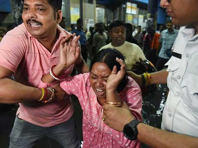 kolkata-durga-puja-pandal-stampede-narrow-entry-less-lighting-witness-said-mother-died Kolkata durga puja pandal stampede narrow entry less lighting witness said mother died