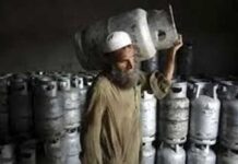 पाकिस्तान में रसोई गैस का संकट, ८,२०० रुपये तक पहुंची सिलेंडर की कीमत Pak gass issue