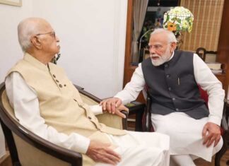प्रधानमंत्री ने आडवाणी से लिया आशीर्वाद, सरकार के मुखिया के रूप में पूरे किए 25 साल Pm modi meet advani