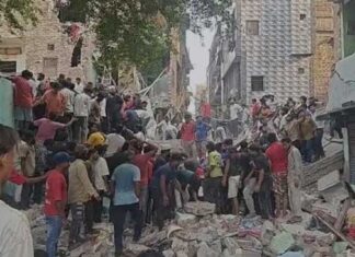 सीमापुरी में भरभराकर गिरी पांच मंजिला इमारत, मलबे में कई लोगों के दबे होने की आशंका Seemapuri delhi 5 storey building collapses