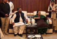 आजम खान के घर पहुंचे स्वामी प्रसाद मौर्य, मुलाकात के बाद गरमाई उत्तर प्रदेश की सियासत Swami prasad met azam khan wife in rampur